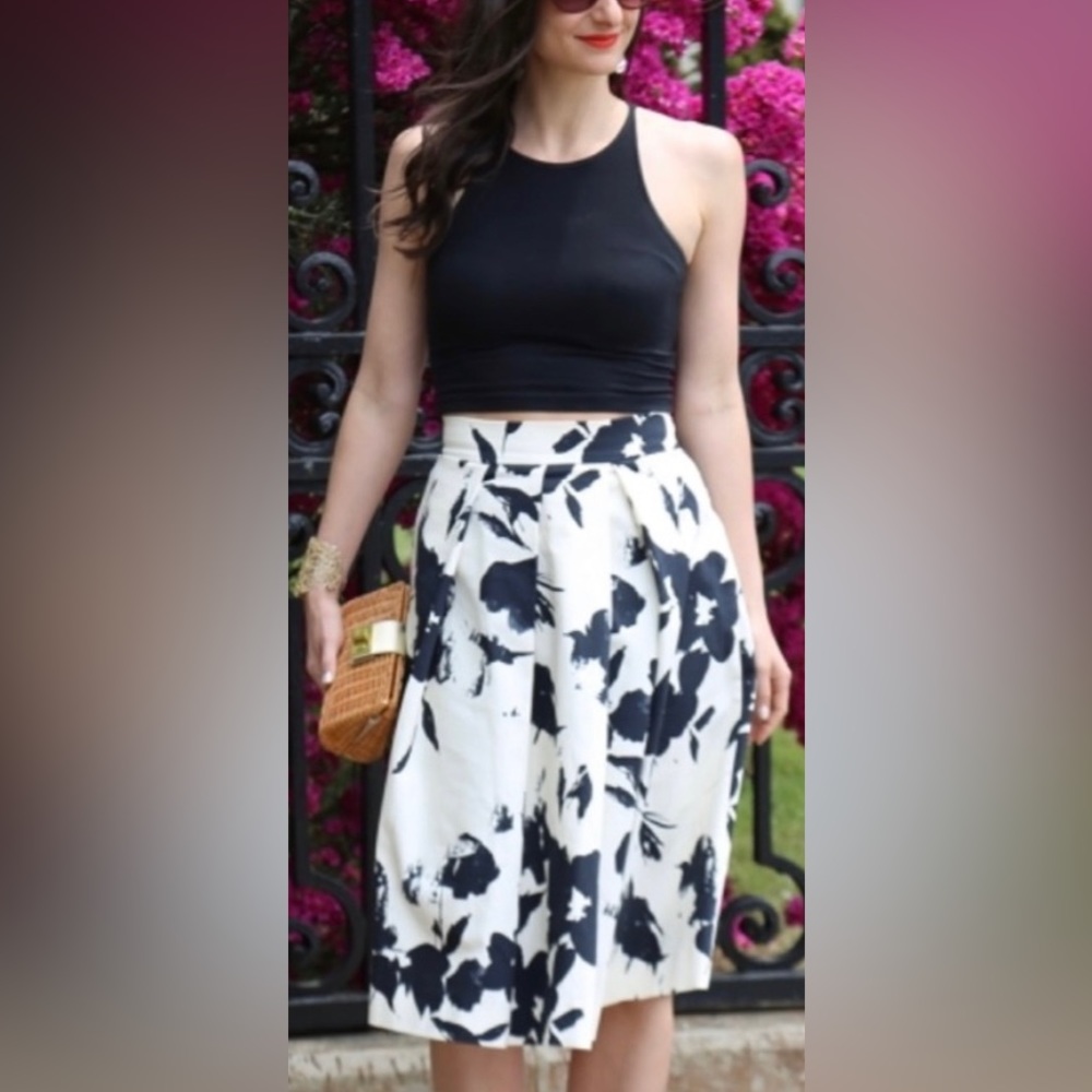 Zara woman black and white flowered pleated skirt